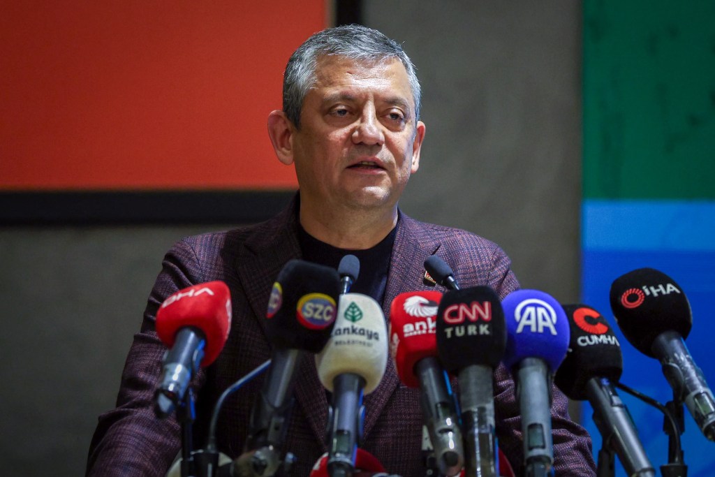 Özgür Özel: Türkiye'yi Seviyoruz ve Birlikte Güzel Günlere Yürüyoruz