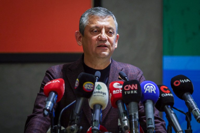 Özgür Özel: Türkiye'yi Seviyoruz ve Birlikte Güzel Günlere Yürüyoruz