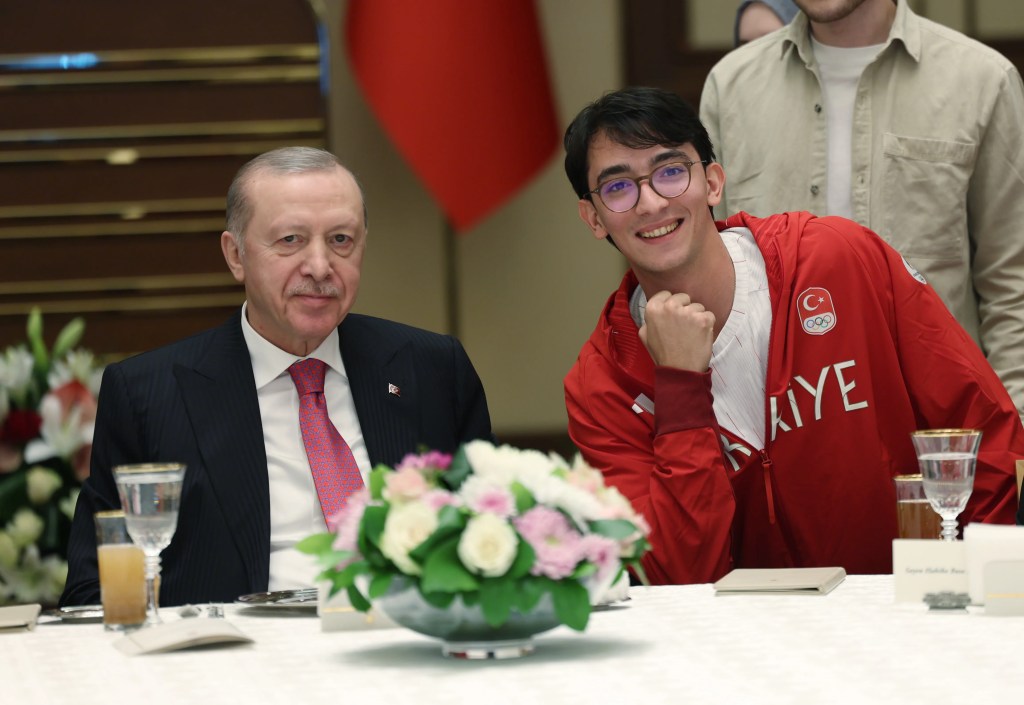 Cumhurbaşkanı Erdoğan Gençlere Seslendi: Türkiye Sizin Öz Yurdunuzdur