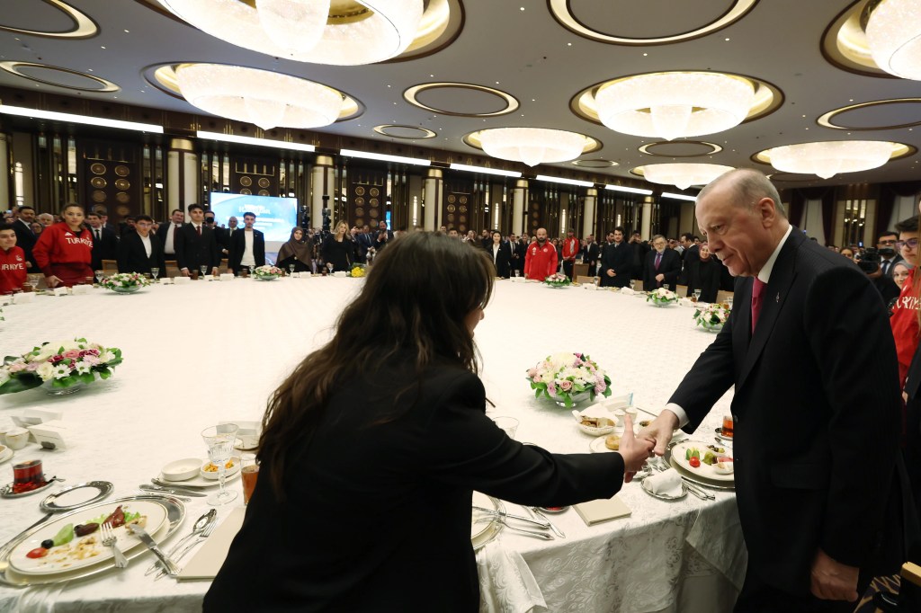 Cumhurbaşkanı Erdoğan Gençlere Seslendi: Türkiye Sizin Öz Yurdunuzdur