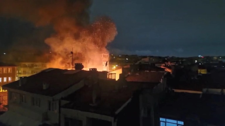 Fatih'te Metruk Binada Yangın Ahşap Binaya Sıçradı