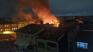 Fatih'te Metruk Binada Yangın Ahşap Binaya Sıçradı