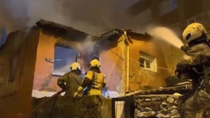 Fatih'te Metruk Binada Yangın Ahşap Binaya Sıçradı