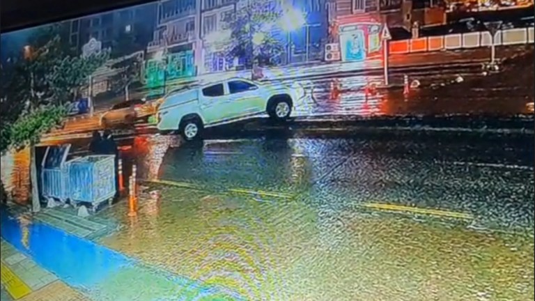 Kamyonet Refüjü Aşıp Karşı Şeride Geçti