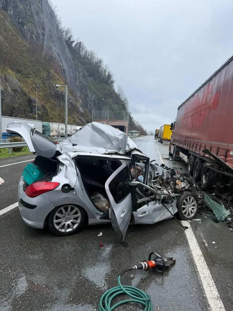 Artvin'de TIR'a Çarpan Otomobilde 2 Kişi Hayatını Kaybetti