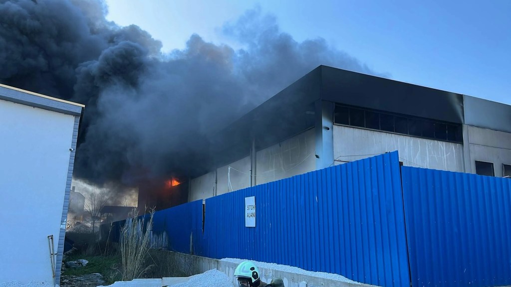 İzmir Torbalı'da Geri Dönüşüm Fabrikasında Yangın Kontrol Altında