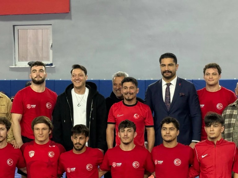 Mesut Özil Milli Güreş Kampını Ziyaret Etti