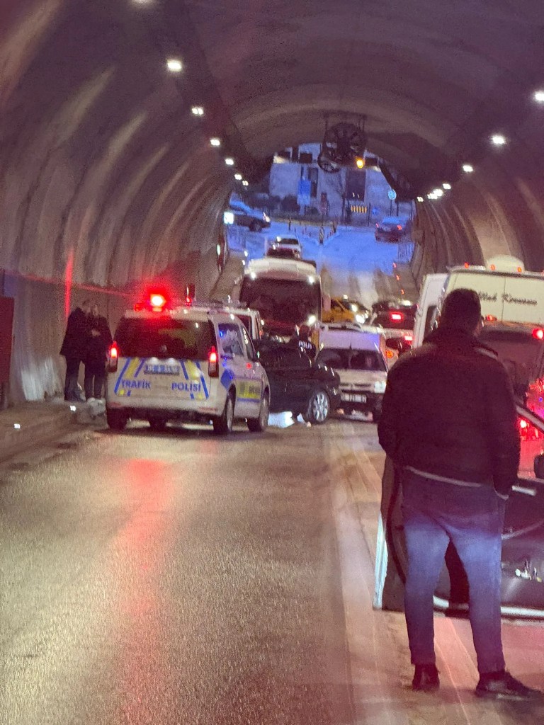 Amasya Ferhat Tüneli'nde Kafa Kafaya Çarpışma