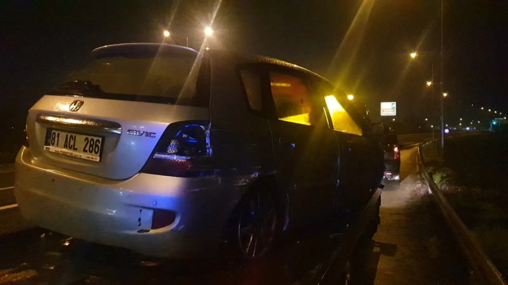 Düzce'de Otoyolda Kaza: Sürücü Yaralandı
