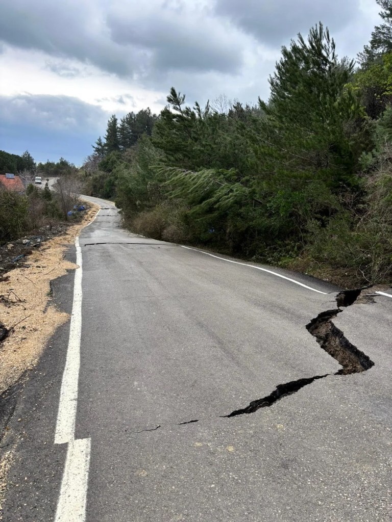 Kastamonu'da Heyelan Sahil Yolunu Kapattı