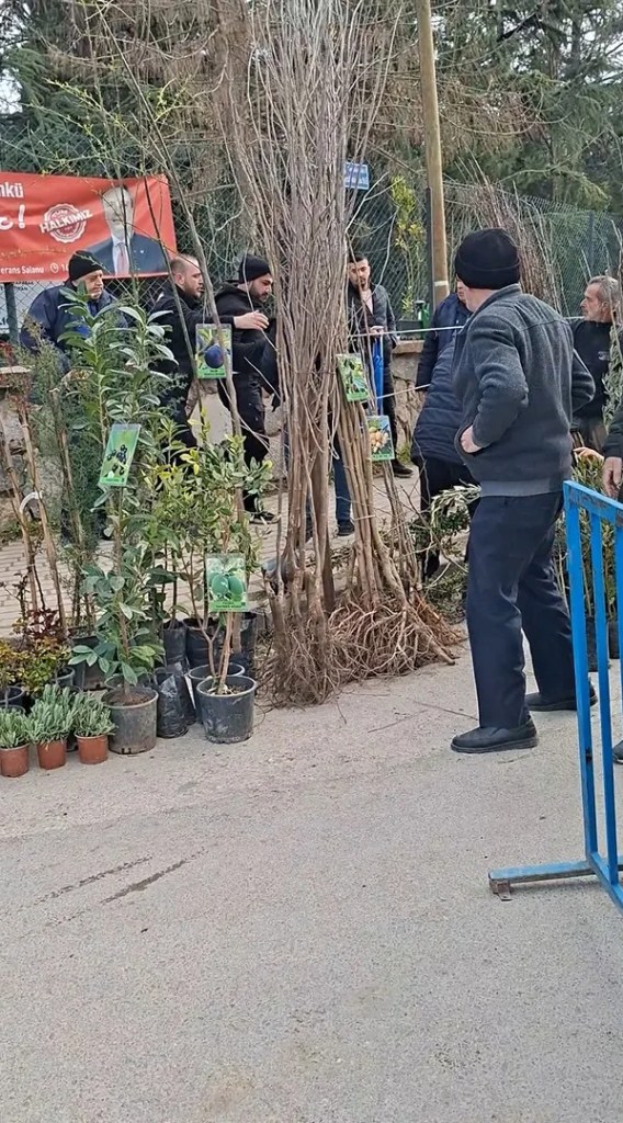 İnegöl'de Seyyar Satıcılar Zabıtalara Bıçakla Saldırdı