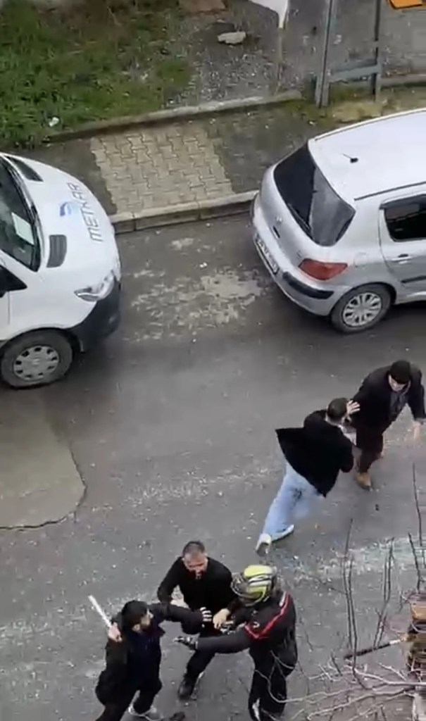 Ataşehir'de Sopalı Kavga: Ayıranlar da Darbedildi