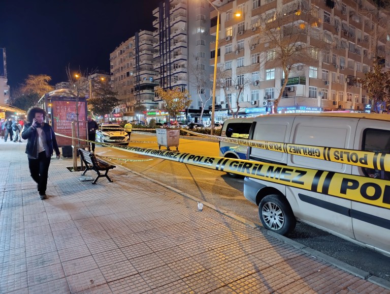 Adana'da Otobüs Durağında Silahlı Saldırı: Bir Kişi Ağır Yaralı