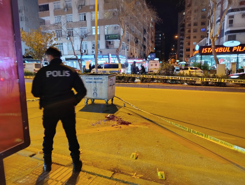 Adana'da Otobüs Durağında Silahlı Saldırı: Bir Kişi Ağır Yaralı
