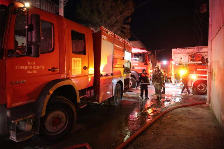 İzmir'de Mobilya Atölyesindeki Yangın Korkuttu