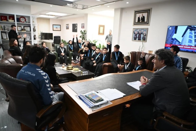 Karate şampiyonları Başkan Kocaman’ı ziyaret etti