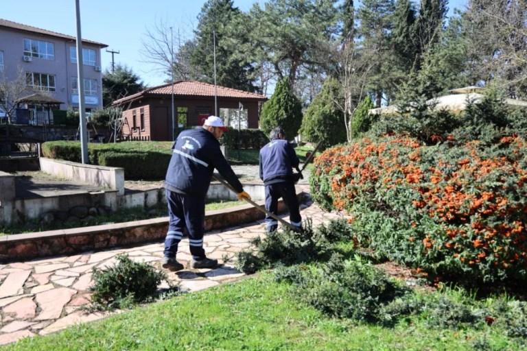 Kartepe’de park ve bahçelerde bahar temizliği