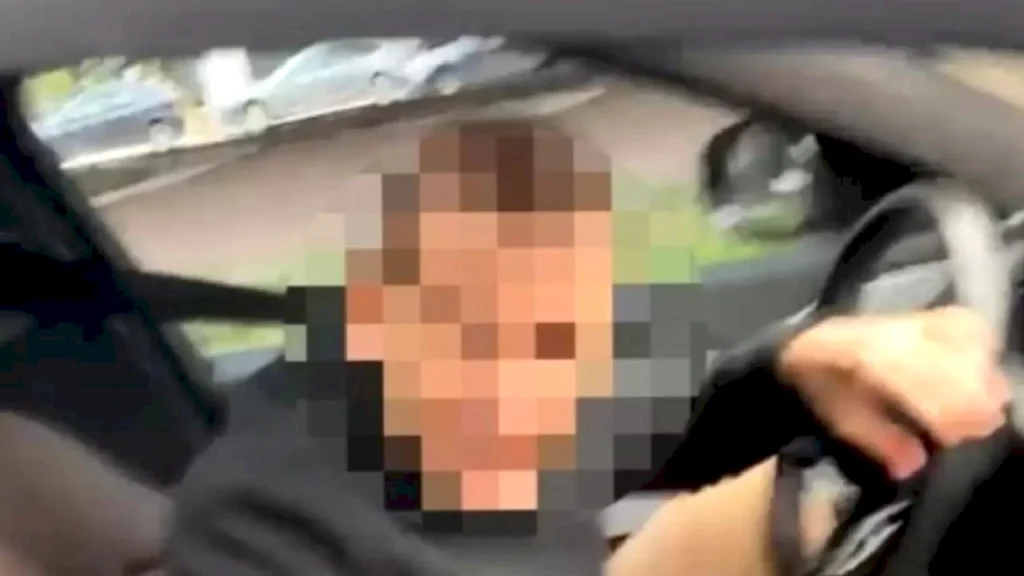 İzmit’te yol verme kavgası kanlı bitti: Sürücü silah çekti!