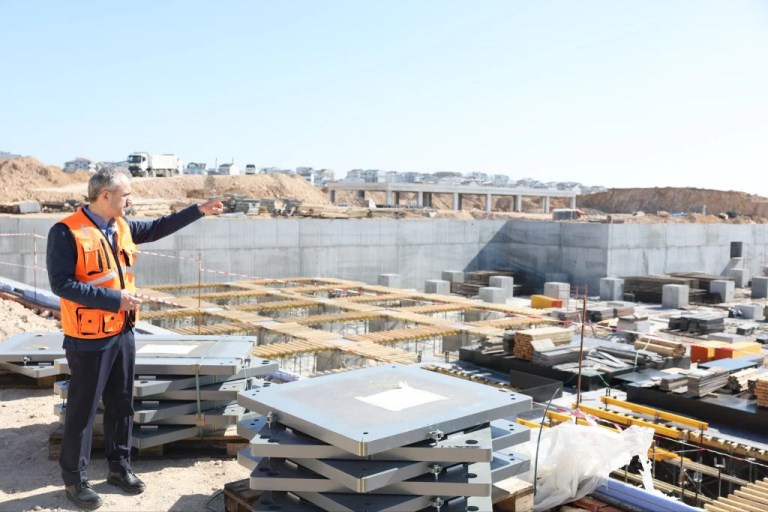 Çayırova Devlet Hastanesi’ne deprem izolatörleri yerleştiriliyor