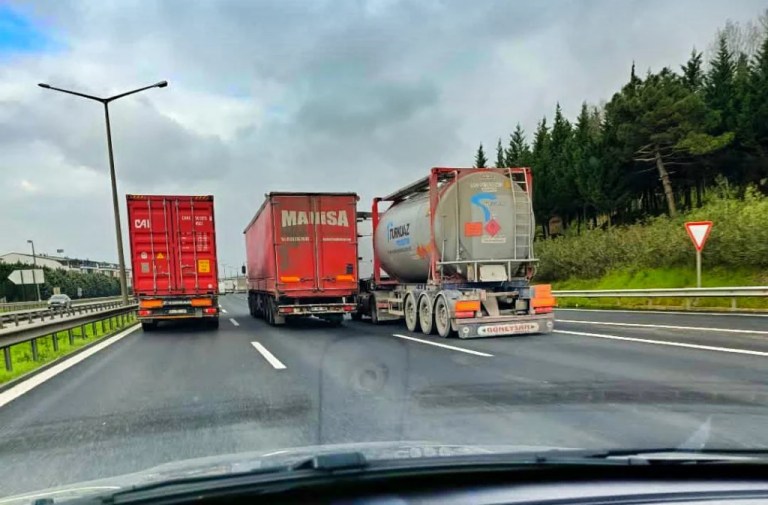 TEM’de 3 TIR şeridi kapattı, trafik felç oldu!