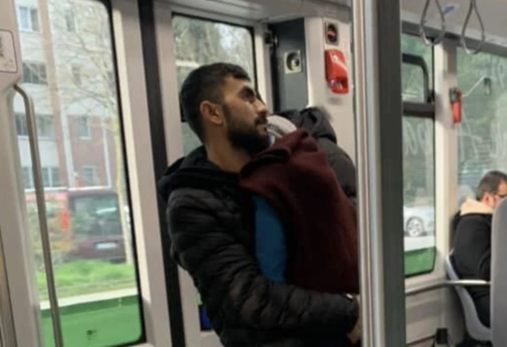Tramvayda ‘hasta çocuk’ dilenciliği tepki çekti!