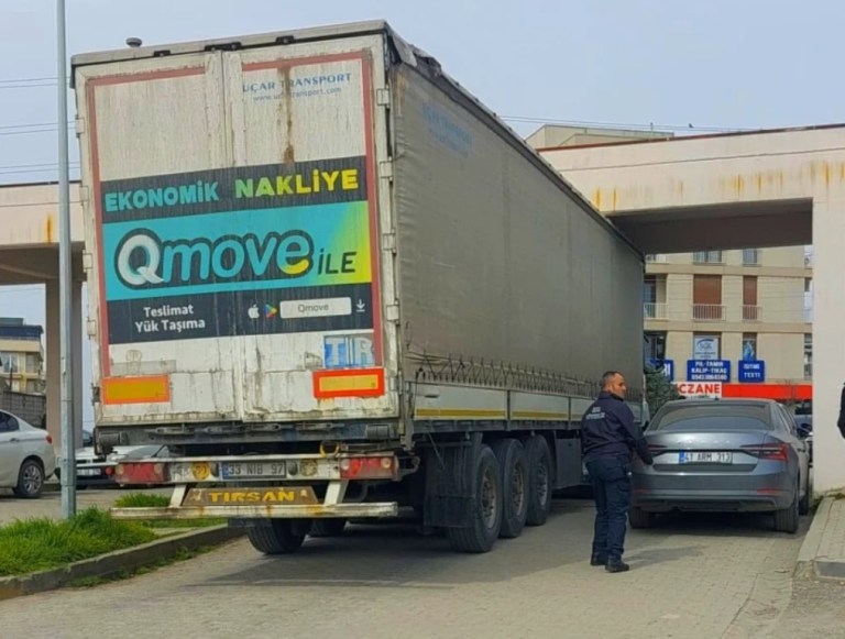 Darıca’da hastane girişinde tır paniği!