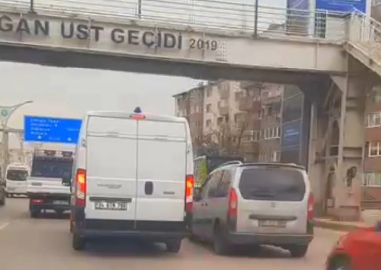 D-100’de trafik magandası dehşet saçtı!