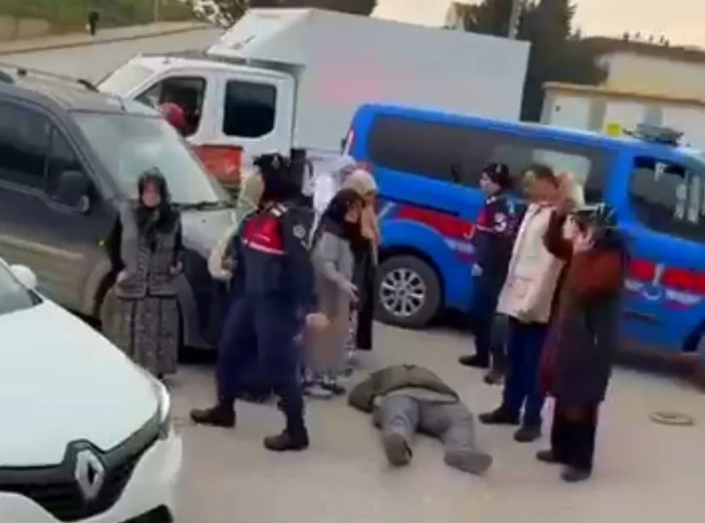 İzmit’te cami önünde kaza: Bir kişi yaralandı