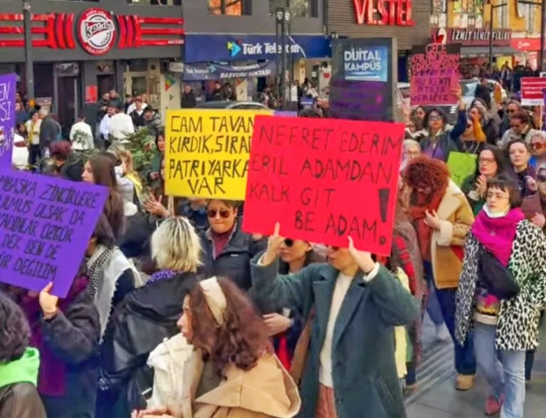 8 Mart Yürüyüşünde LGBTİ+ Bayrağı Gerginliği!