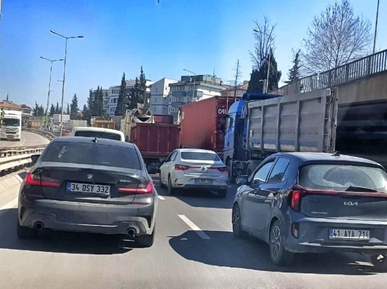 Derince Liman yolunda trafik yoğunluğu