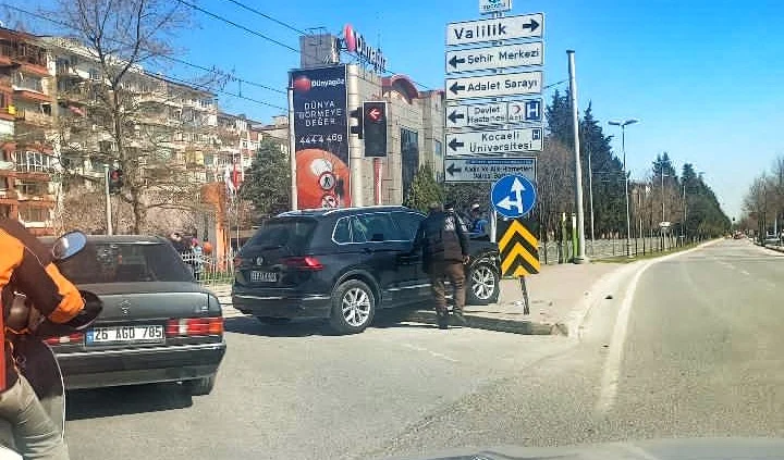 Kontrolden Çıkan SUV Trafik Levhalarına Çarptı!