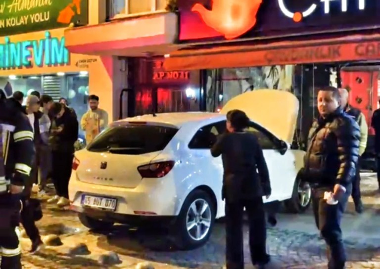 Kontrolden Çıkan Otomobil Kafeye Daldı: 2 Yaralı!