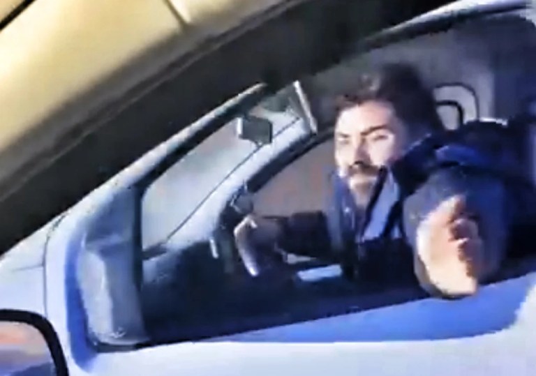 Derince’de trafik magandasından dikiz aynası saldırısı!