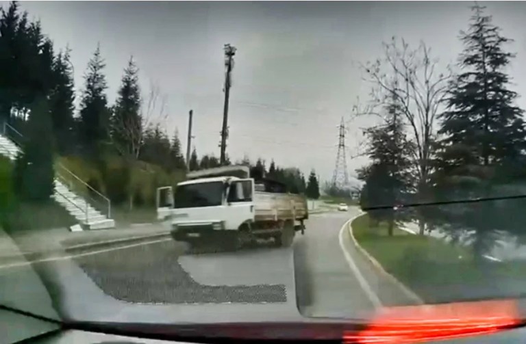 İzmit’te kontrolden çıkan kamyon refüje devrildi!