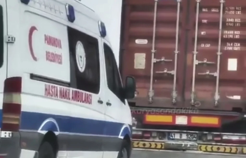 TEM’de ambulansa yol vermeyen TIR şoförüne tepki!