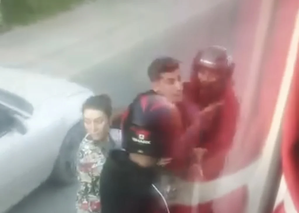 Servis Aracına Saldırı! Trafikte Yumruklar Havada Uçuştu