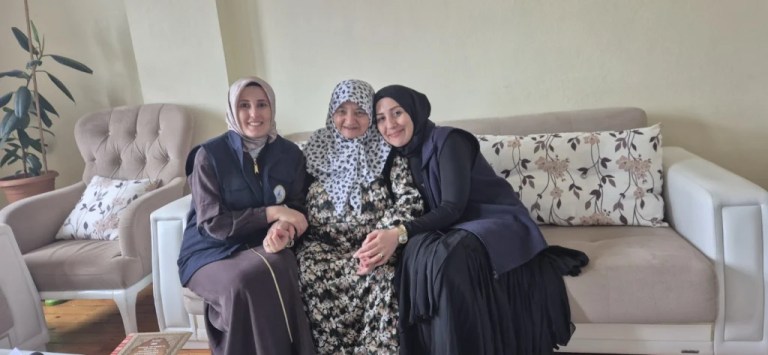 Kartepe Belediyesi’nden yaşlılara bayram ziyareti