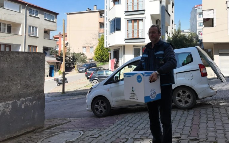 Çayırova Belediyesi ihtiyaç sahibi ailelere gıda kolisi dağıttı