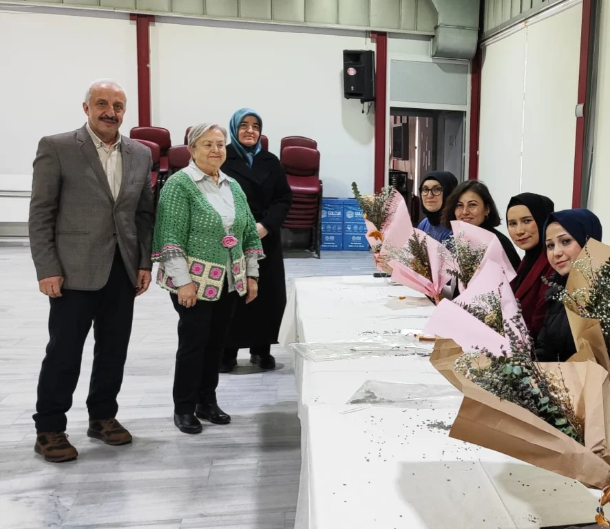 Gölcük’te kadınlar çiçek tanzimiyle sanatla buluştu