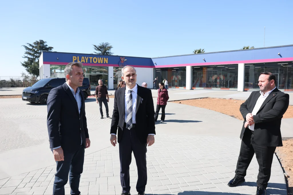Çayırova’daki parklarda yenileme çalışmaları sürüyor