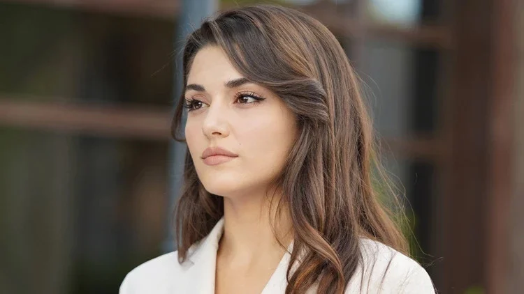 Hande Erçel havalimanında gözaltına alındı!