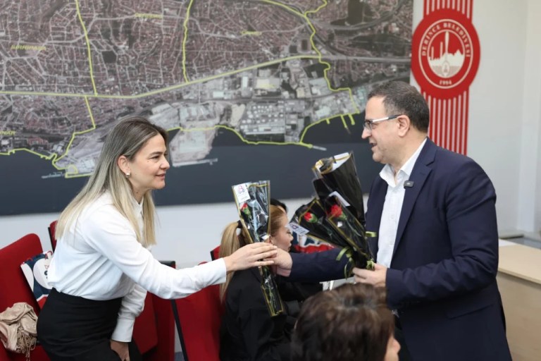 Derince Belediyesi’nden kadın çalışanlara özel kutlama