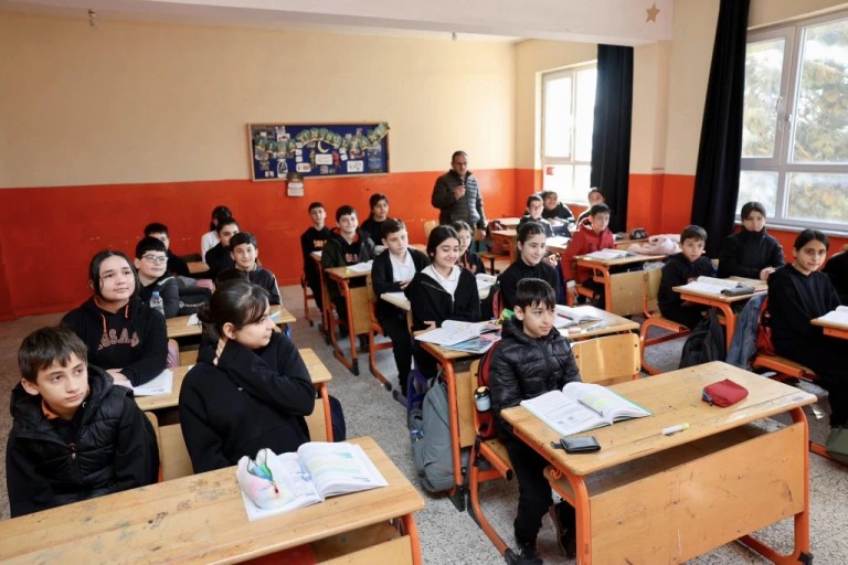 Başkan Söğüt’ten İGSAŞ Ortaokulu’na ziyaret