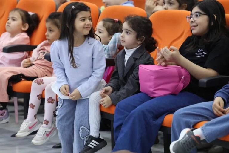 Derince’de çocuklar tiyatro ile eğlendi, öğrendi