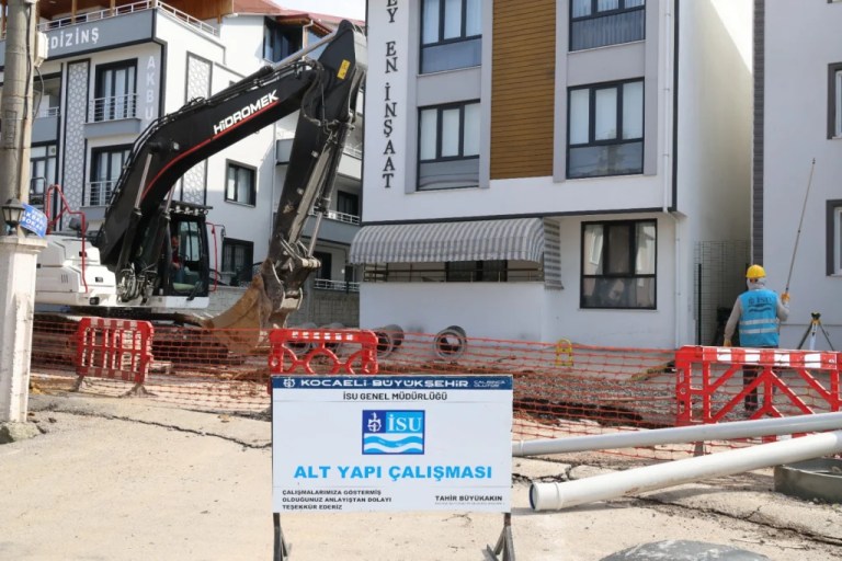 Derince’de altyapı yenileme çalışmaları sürüyor