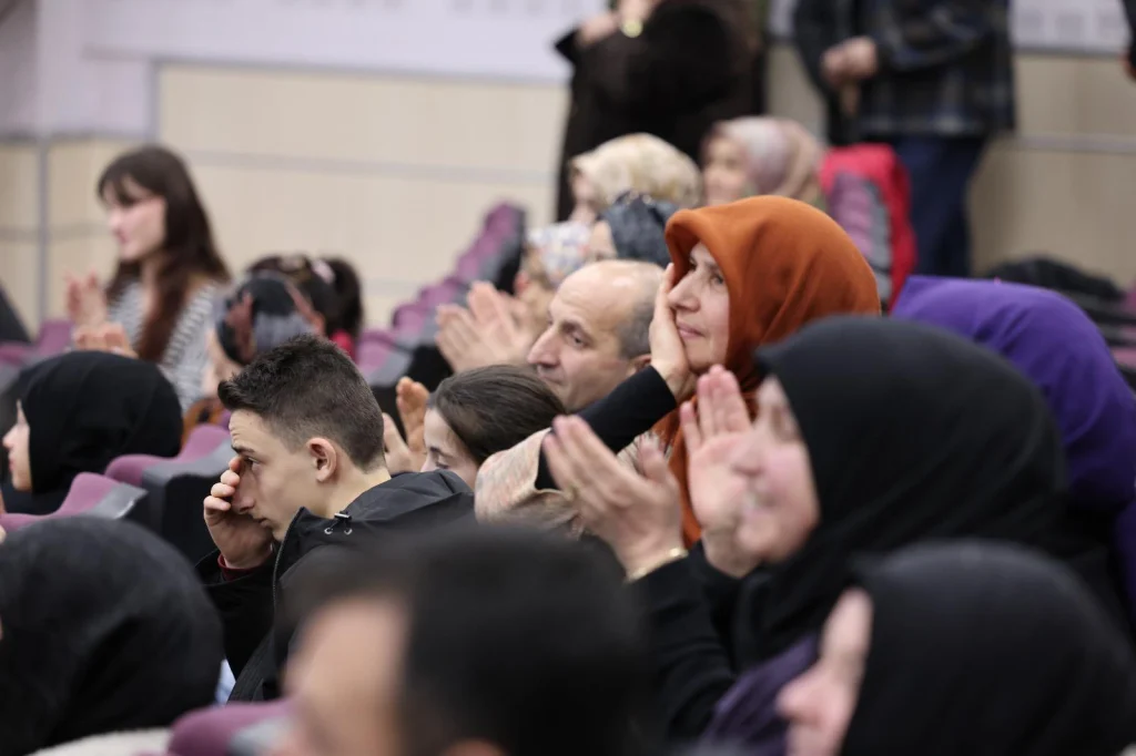 Dursun Ali Erzincanlı, Kartepe’de gönülleri fethetti