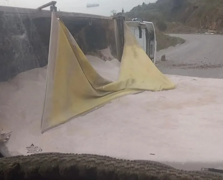 Mıcır yüklü tır devrildi, Hereke’de yol kapandı