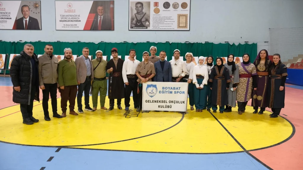 Vali Aktaş, geleneksel okçuluk yarışmasında sporcularla buluştu