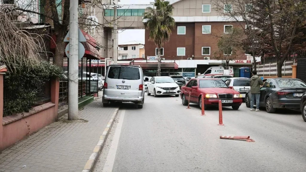 Cihan Hastanesi önünde hatalı park trafiği felç etti!