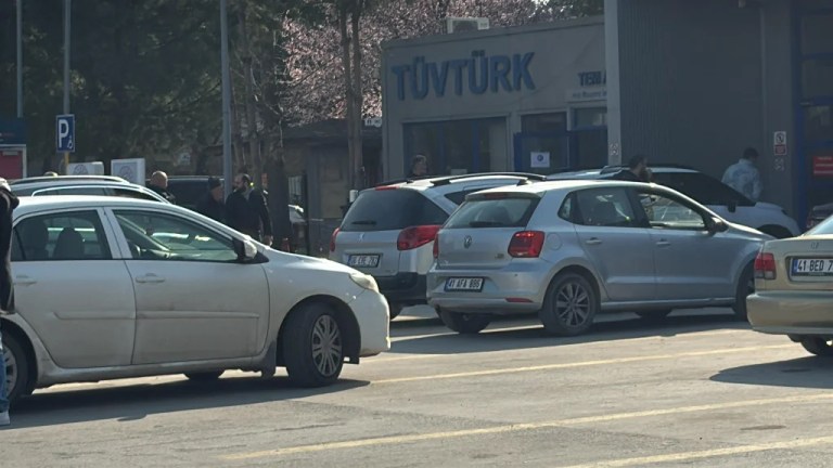 Bayram öncesi TÜVTÜRK Köseköy’de araç kuyruğu